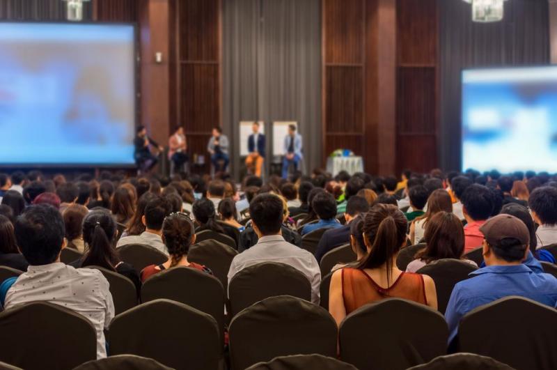 Les conf&eacute;rences en entreprise dynamisent vos &eacute;quipes
